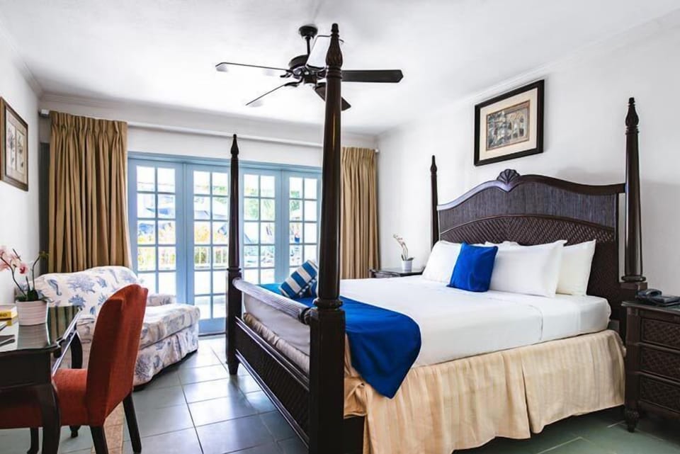 Unit with 1 King size bed. Exact unit will be assigned upon arrival. Views, colors and decor may vary.