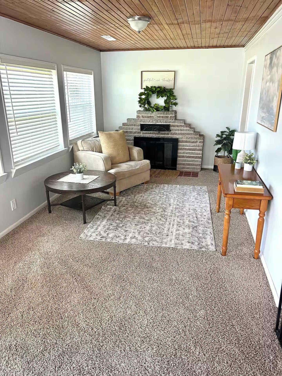 Another comfy and cozy seating area (fireplace is not in service)
