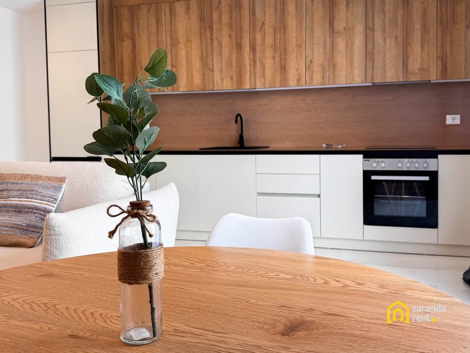 Dining table / kitchen