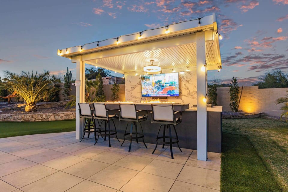 Dine alfresco with a flat top grill , perfect for meals under the sky