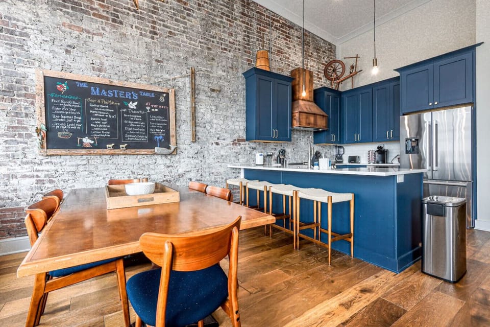Kitchen: Industrial charm meets modern design, perfect for culinary adventures with friends!