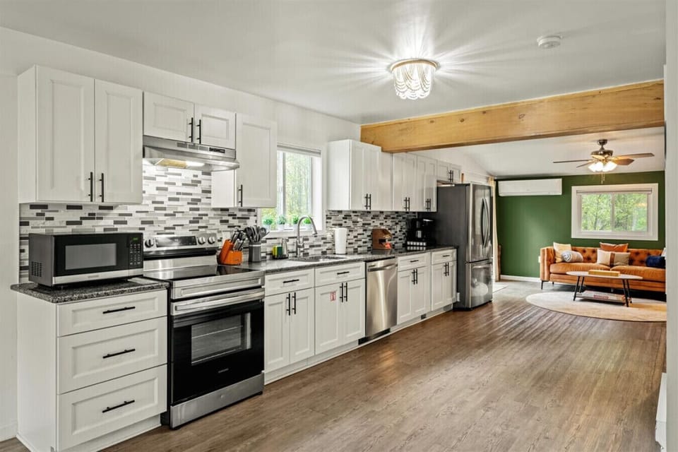 This kitchen has everything you need for a seamless cooking experience.