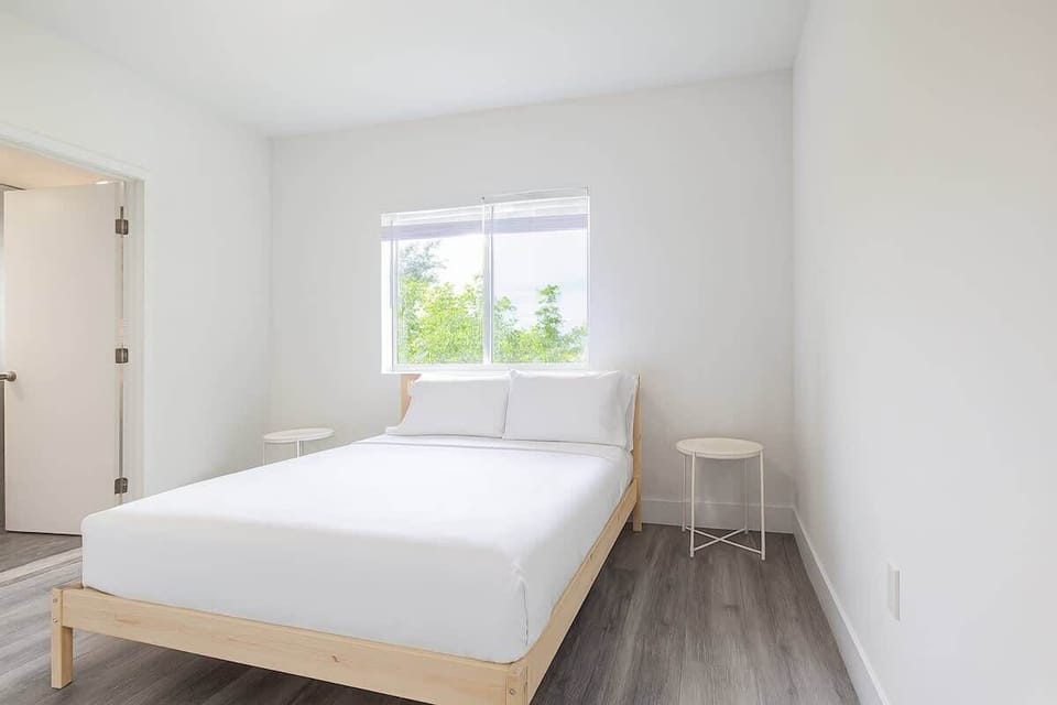 Master Bedroom - Queen bed - APT 3