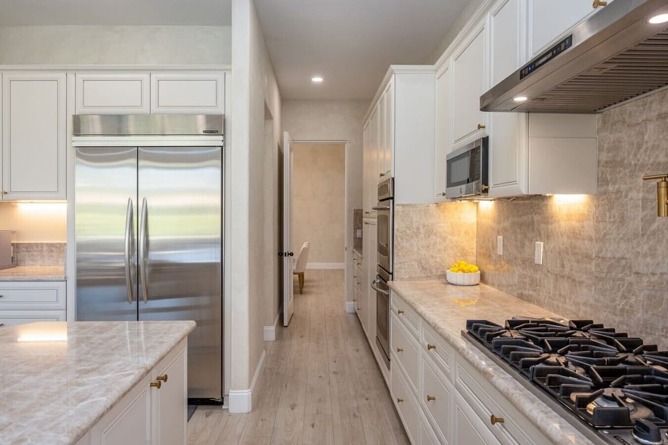 Fully Stocked Kitchen: Stainless steel appliances, 6-person kitchen nook table, 3 bar stools