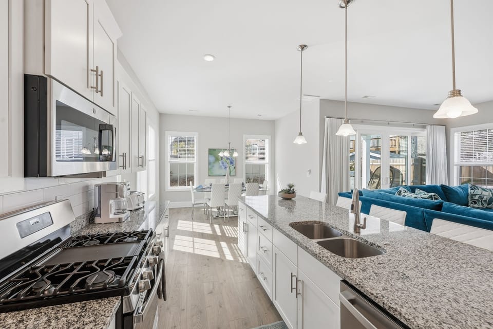 Fully stocked kitchen with oversized island—perfect for family meals or quick beach snacks.☕🍳
