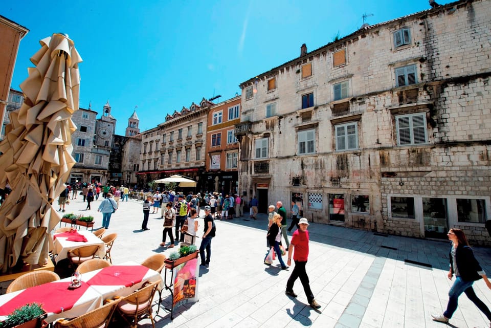 Pjaca square, 7 min walk from the studio
