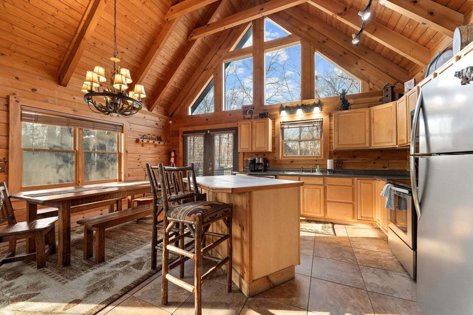 Fully Equipped Kitchen and Dining Room