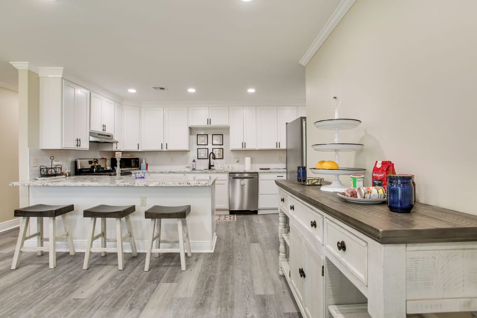 Kenner Vacation Rental | 3BR | 2.5BA | 2,300 Sq Ft | 1 Step to Enter