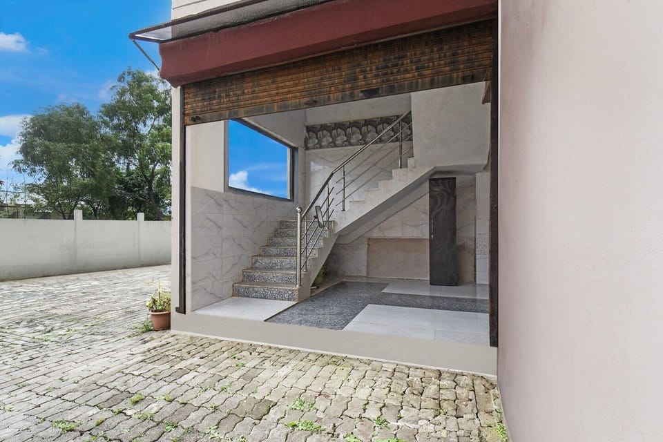 Entrance / Reception