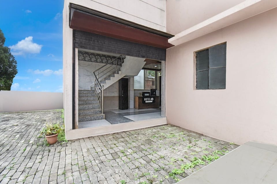 Entrance / Reception