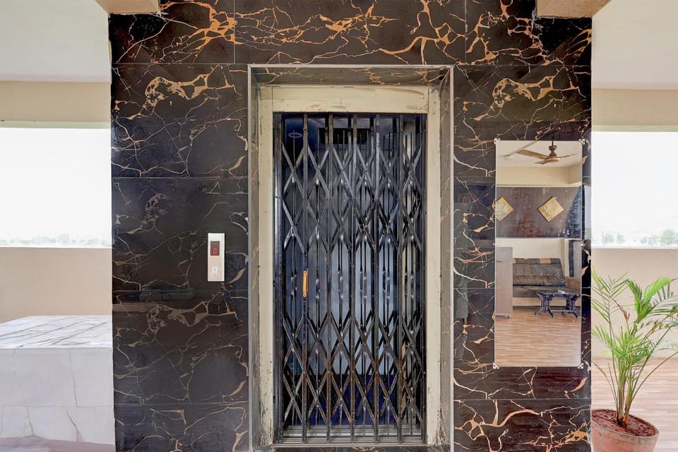 Entrance / Reception