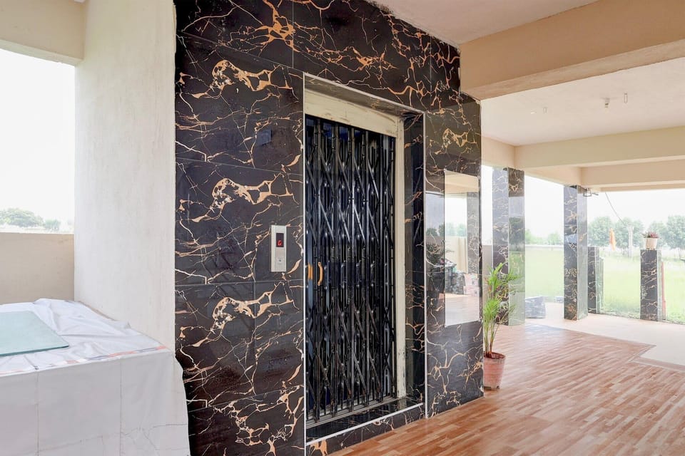 Entrance / Reception