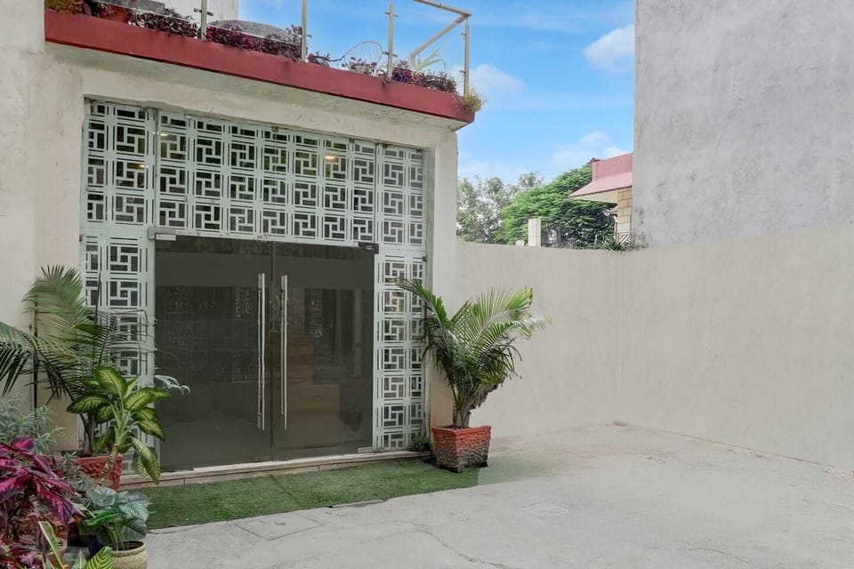 Entrance / Reception