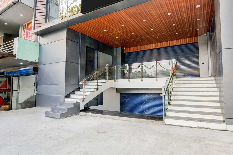 Entrance / Reception