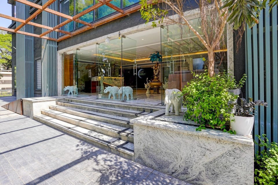 Entrance / Reception