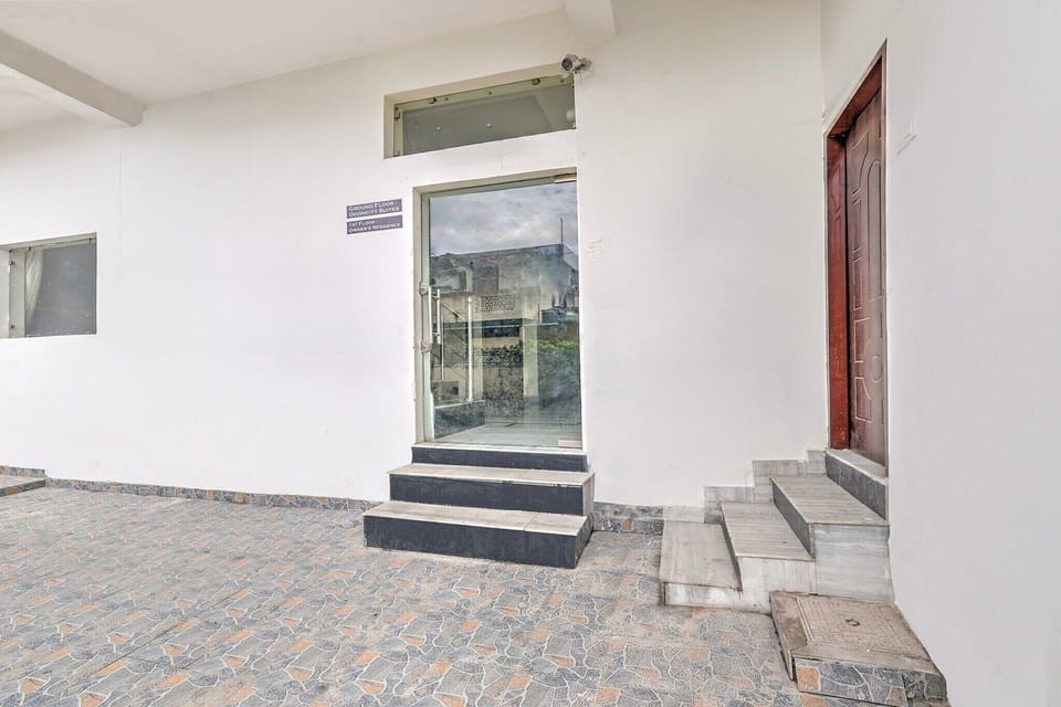 Entrance / Reception