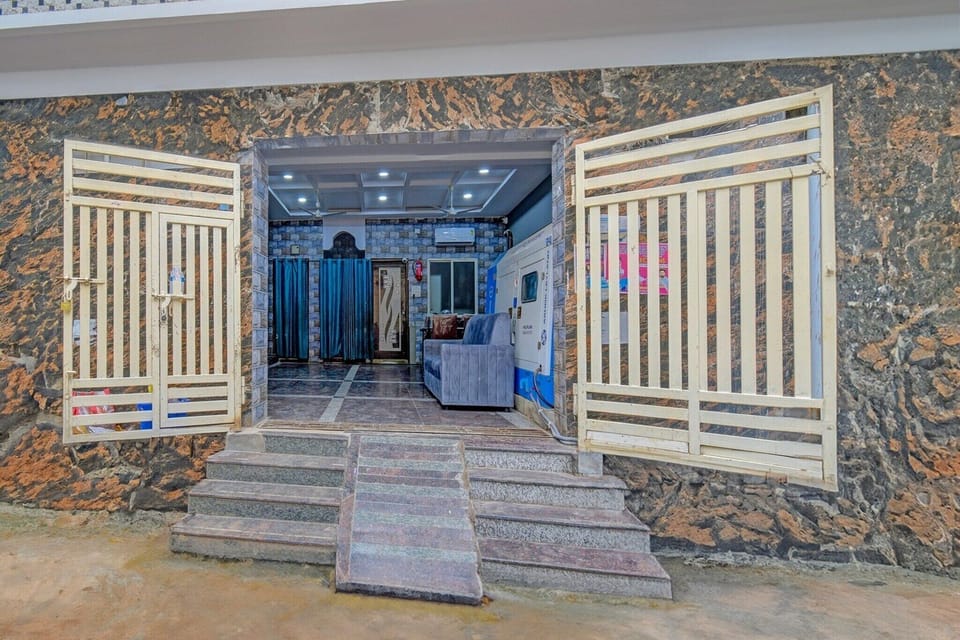 Entrance / Reception