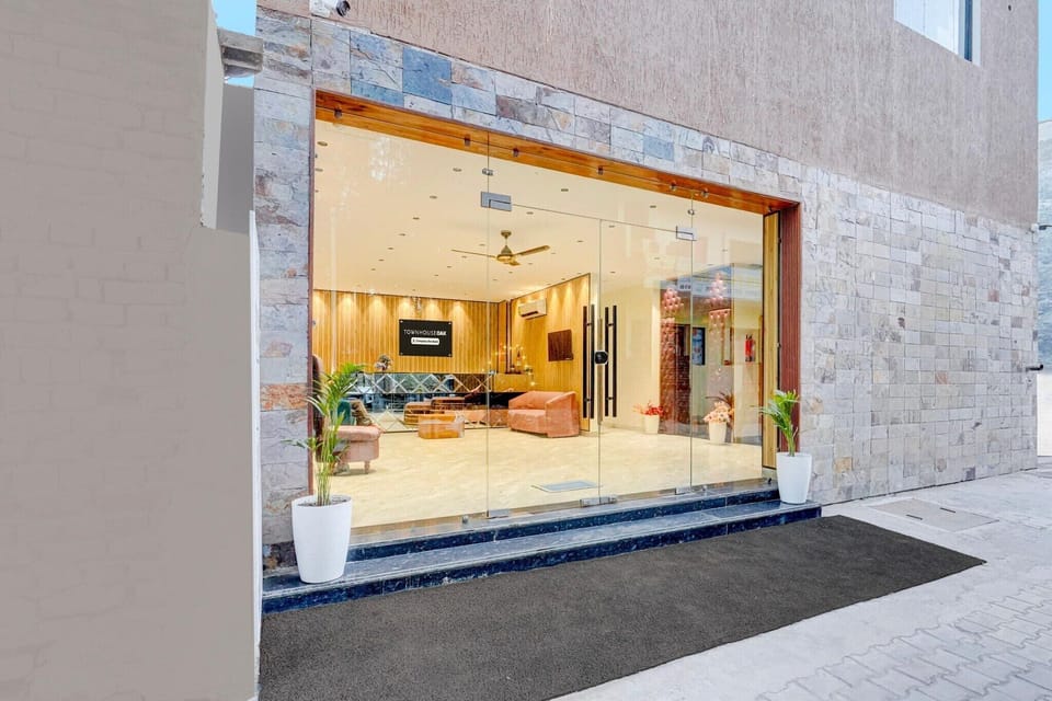Entrance / Reception