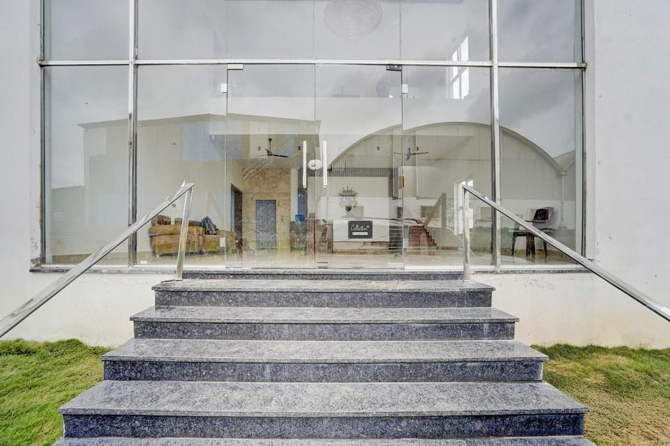 Entrance / Reception