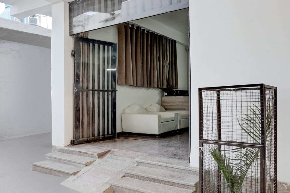 Entrance / Reception