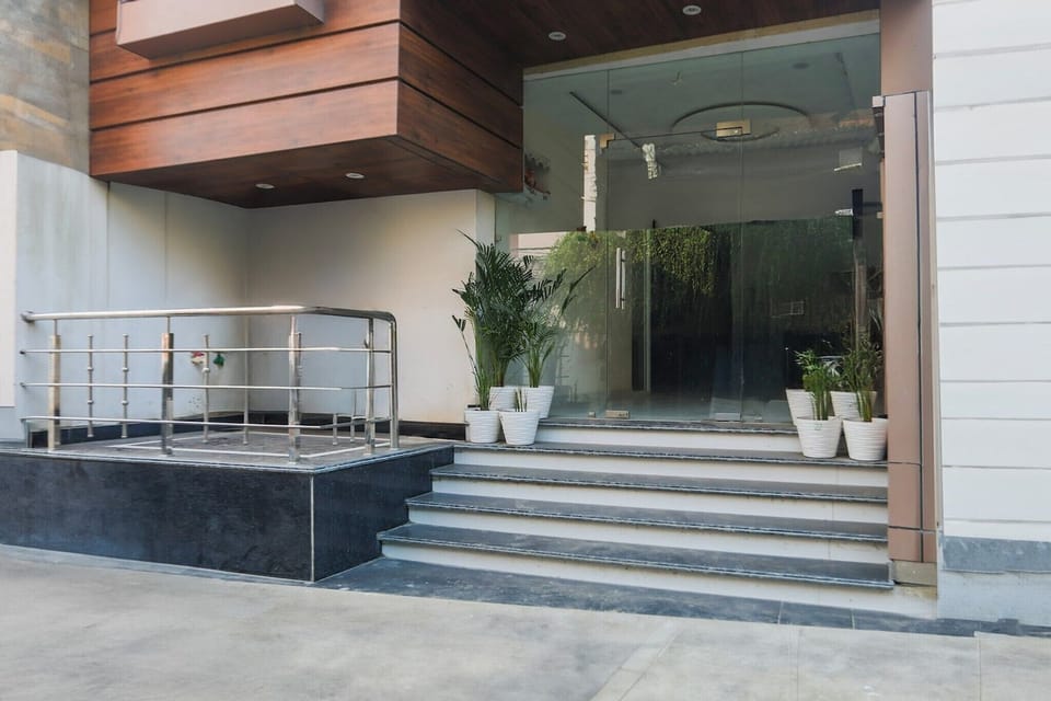 Entrance / Reception