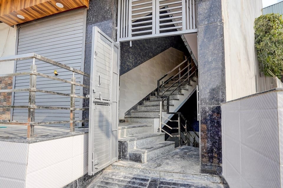 Entrance / Reception