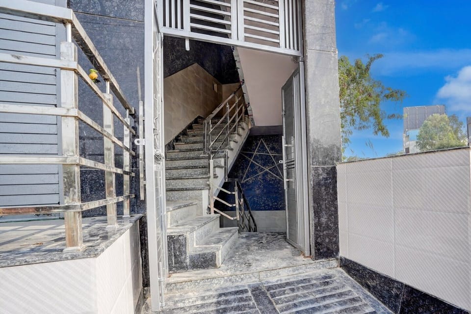 Entrance / Reception