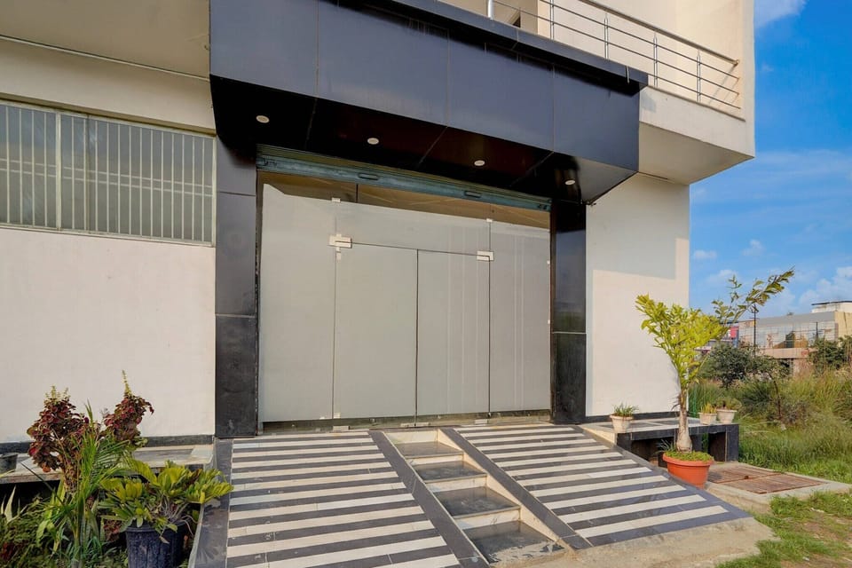 Entrance / Reception