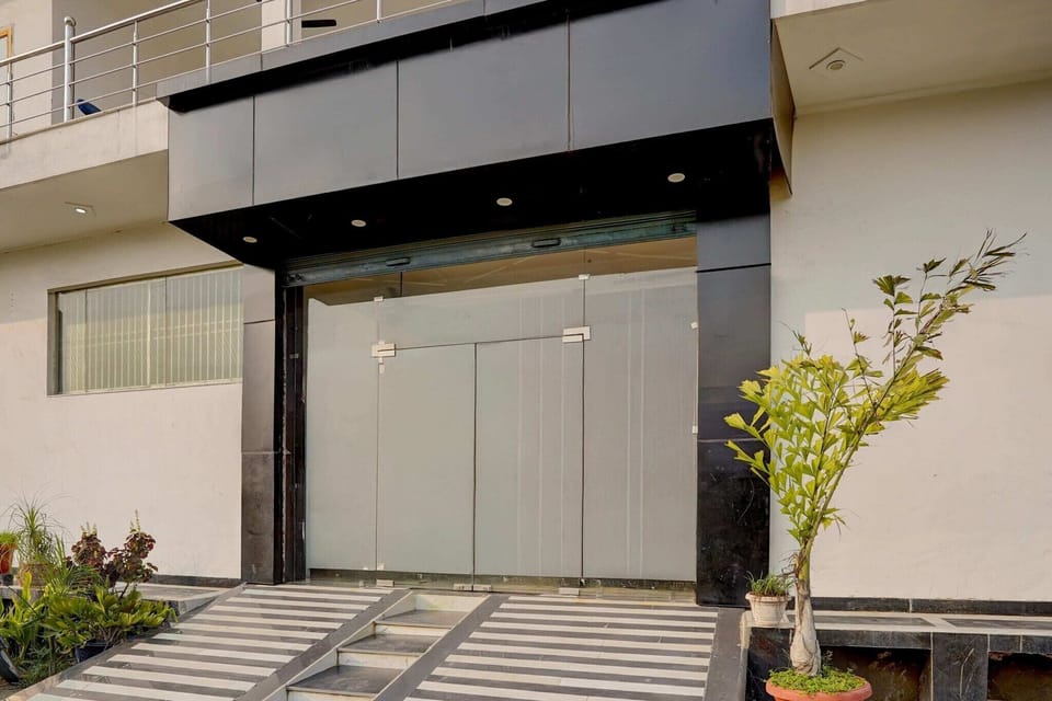 Entrance / Reception