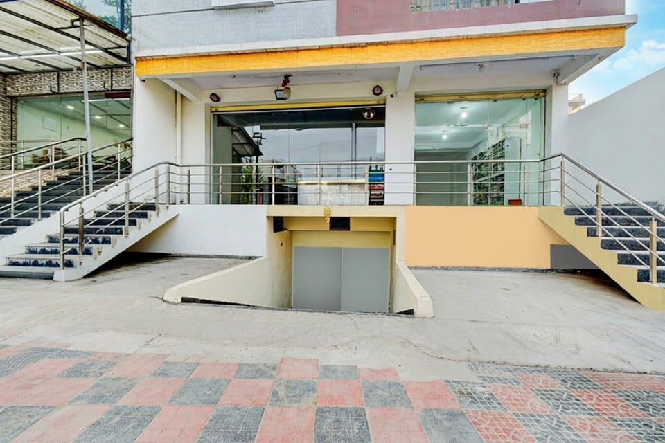 Entrance / Reception