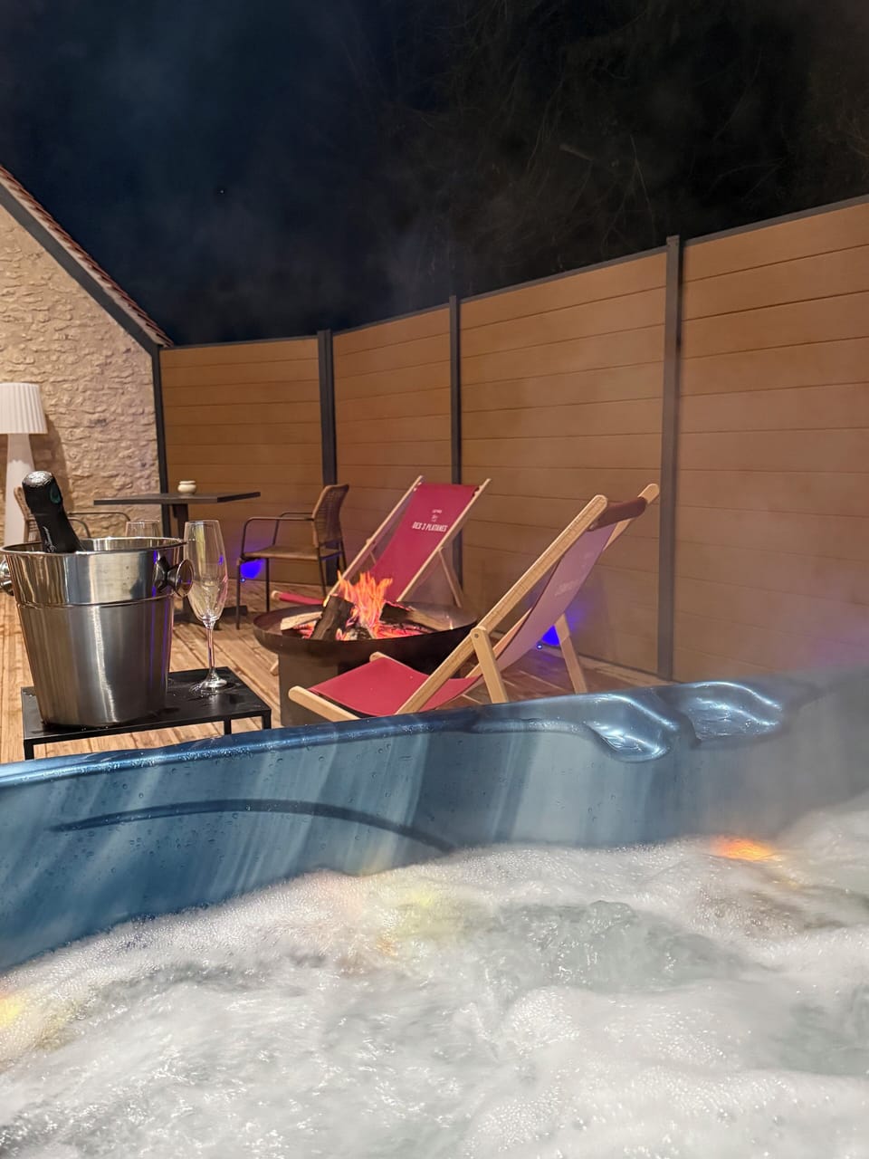 Outdoor spa tub