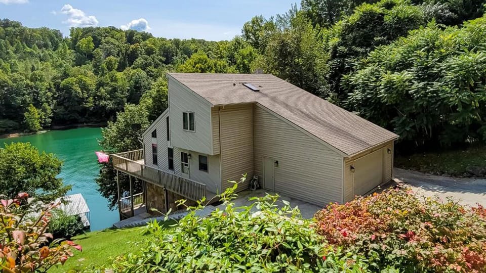 located on quiet cove 2 minutes from ski water