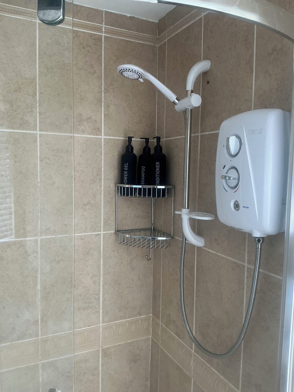 Main shower with supplied lotions