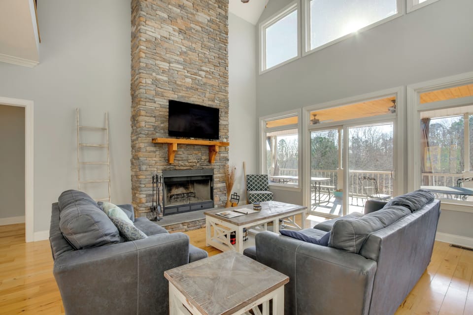 Living Room | Fireplace