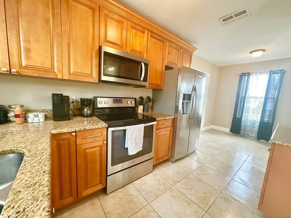 Create unforgettable meals in this beautifully designed, fully equipped kitchen, where style meets functionality. Large windows fill the room and offers serene views of the lake: making moments  from morning coffee to sunset gatherings feel special.