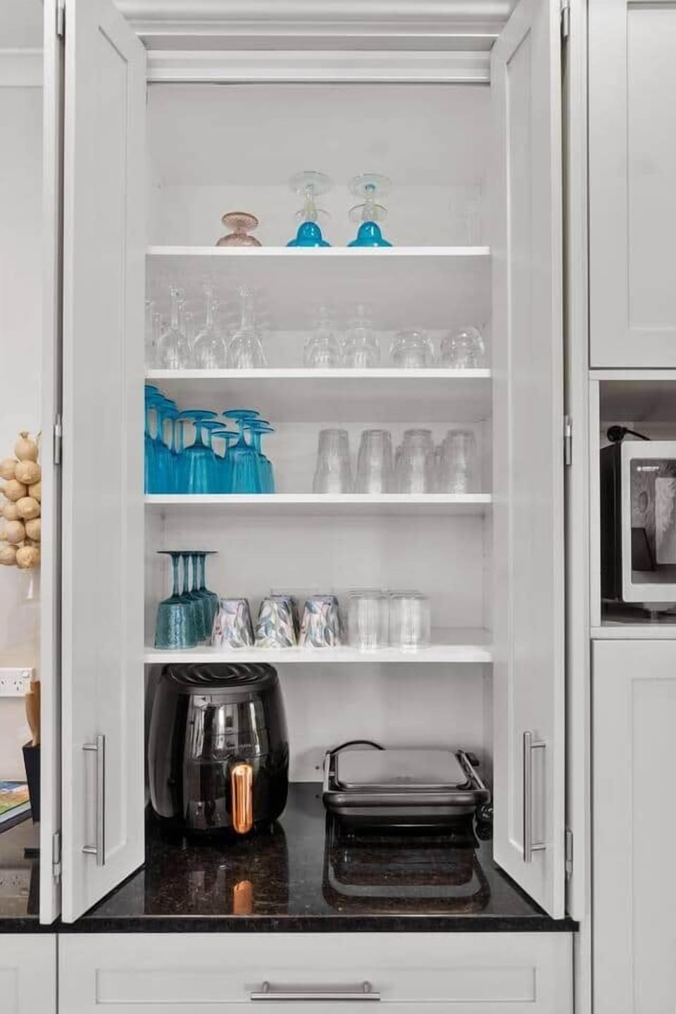 Plenty of Glasses for everyone, also included is the Air Fryer and Sandwich Press