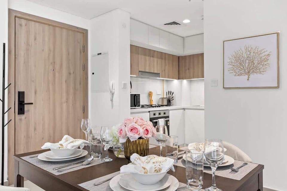 Dining area with 4 person dining table that can be expanded to fit 6 
