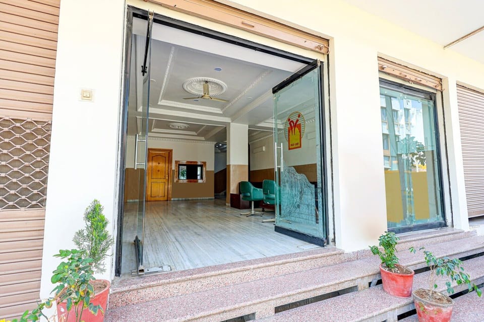Entrance / Reception
