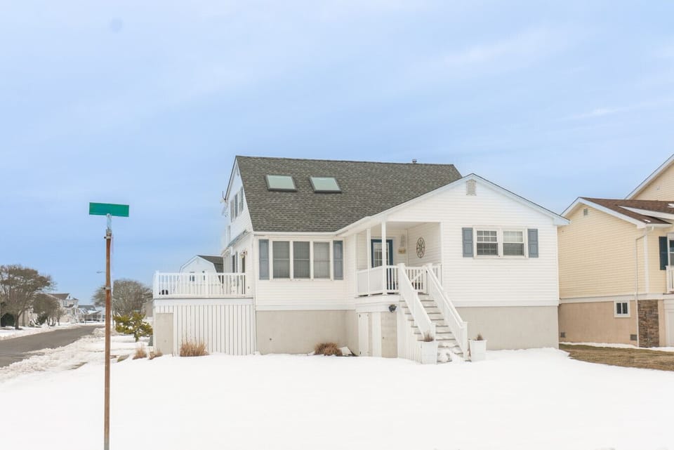 Second-floor coastal retreat on Bay Ave, just a short walk to the beach and the iconic Ocean City Boardwalk.