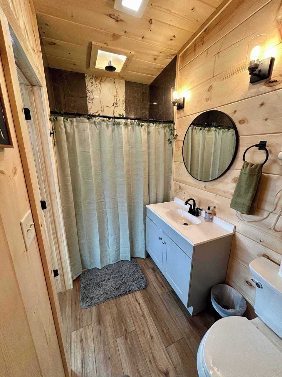 Full bathroom, with walk in shower. Shampoo and body wash provided. 