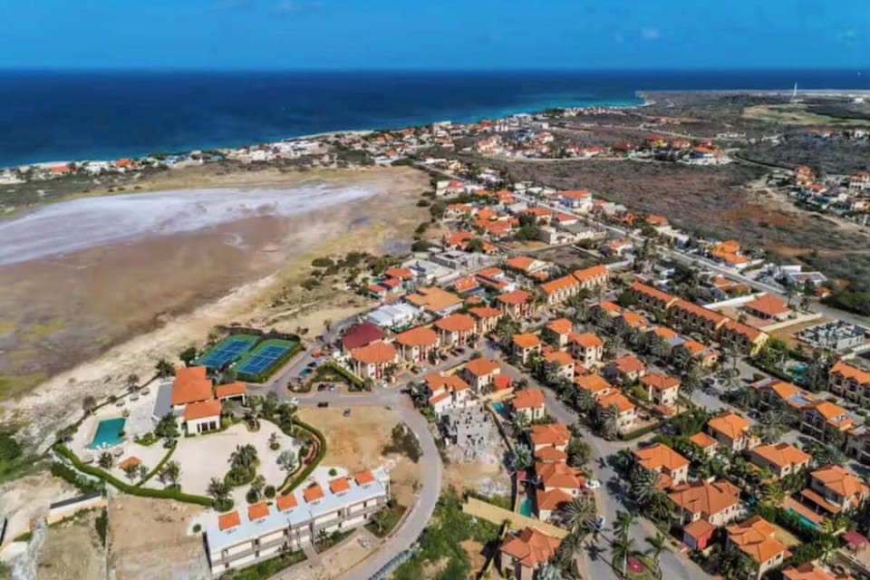 Near Hotel/Beaches 1st Floor Gold Coast Condo (206)