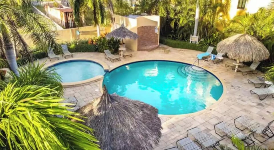 Near Hotel/Beaches 1st Floor Gold Coast Condo (180)