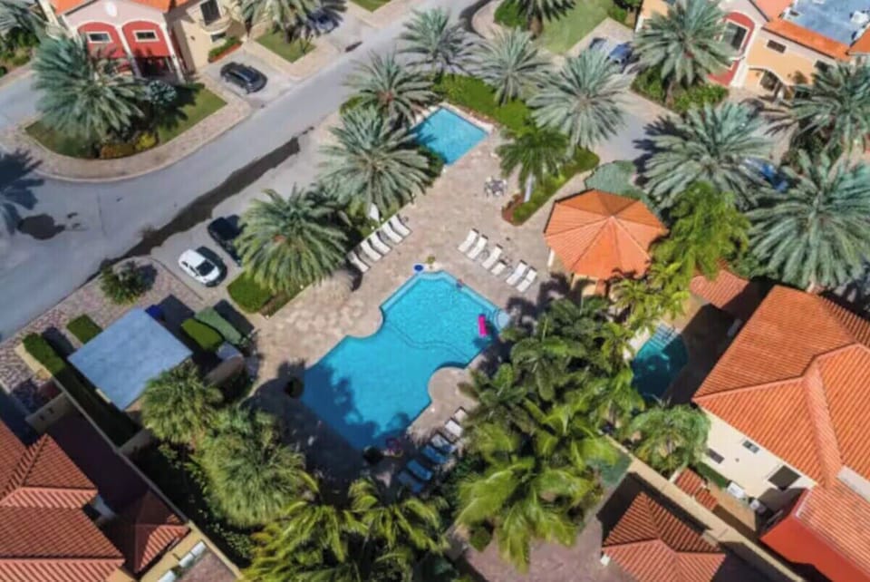Near Hotel/Beaches 1st Floor Gold Coast Condo (182)