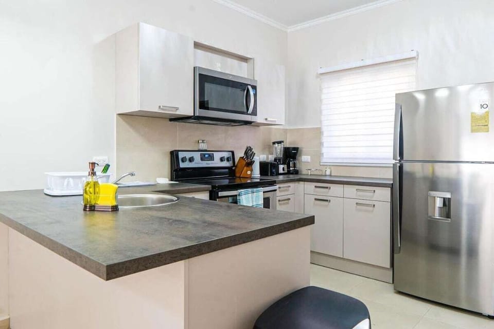 Near Hotel/Beaches 1st Floor Gold Coast Condo (187)