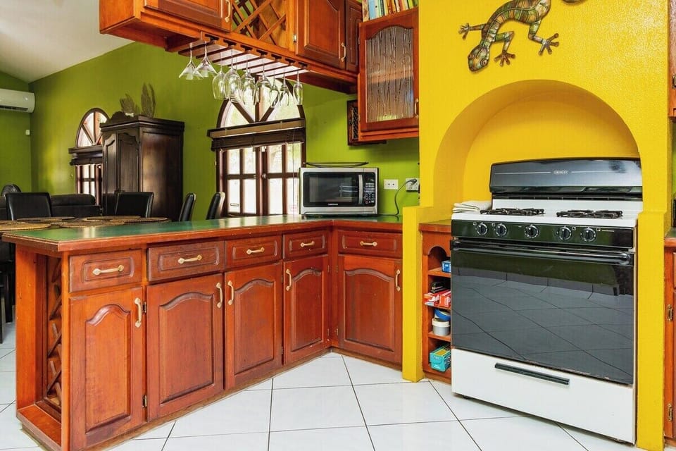 Private Pool Lush Garden & 2BR Oasis in Aruba (391)