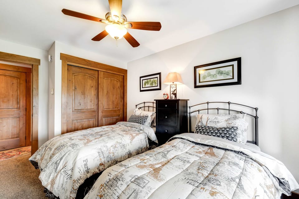 Bedroom with two twin beds and a window seat