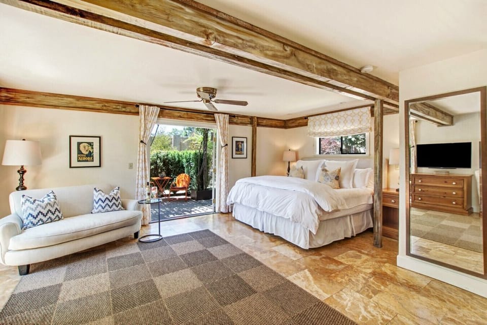 Bella @ Bungalow 313 Sonoma Vacation Rental- Studio Bed King Bed