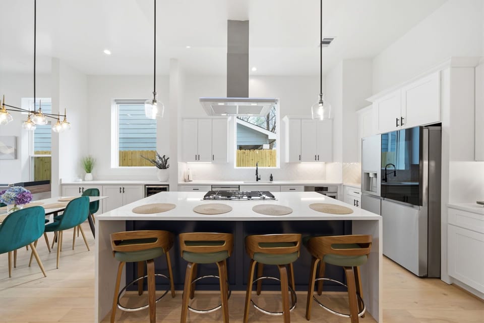 Bosch Appliances, fridge makes cocktail ice, island w/seating for 4