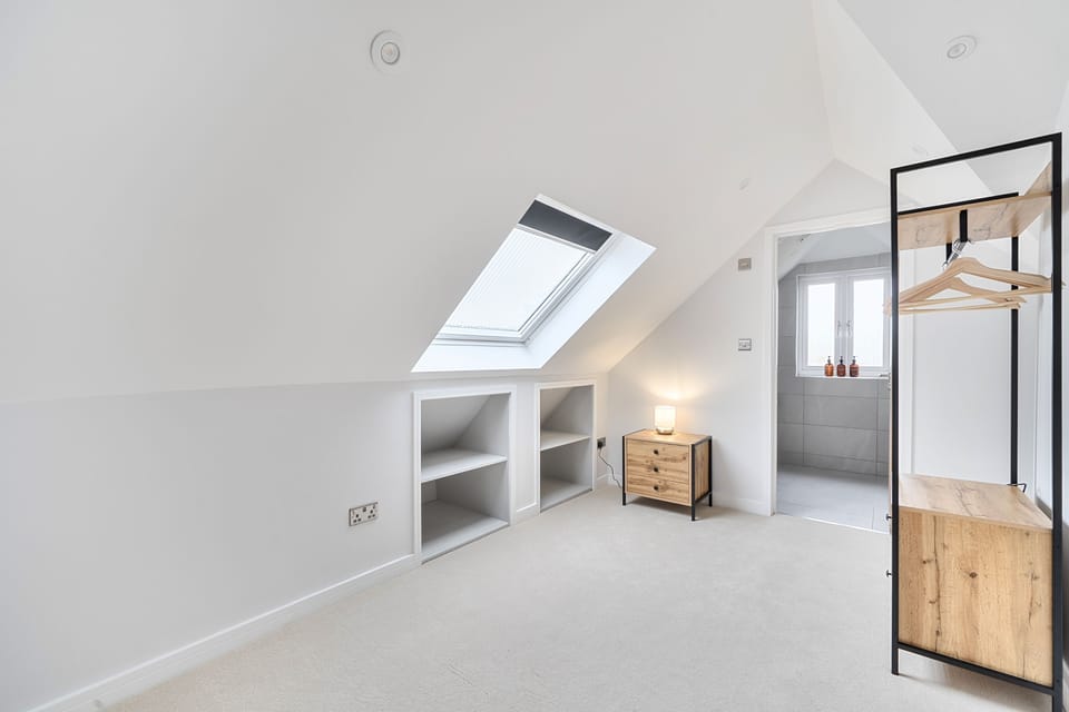 Casa Honeybourne, Southbourne: The view through to the en-suite shower room for bedroom three
