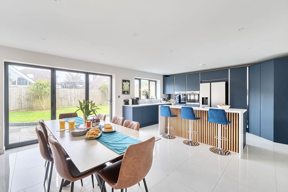 Casa Honeybourne, Southbourne: Take meals and snacks in the dining area or at the breakfast bar
